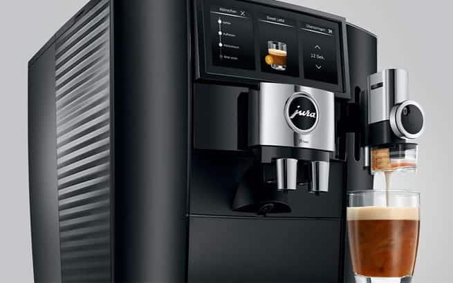 J8 Twin preparing 31 specialities with milk foam flavour options